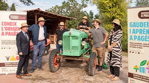 Foto de familia durant la presentació de la 8a edició del 'Benvinguts a Pagès La Festa' a La Manreana de Juneda - Foto: Jordi Vinuesa