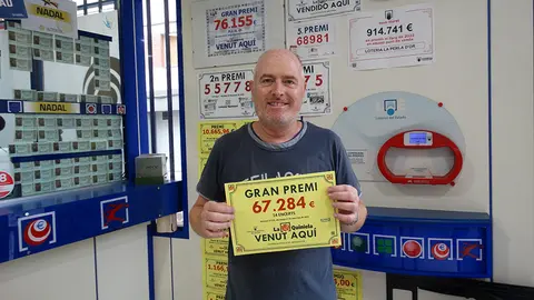 Jaume Roig, gerent de la Perla d'or sosté el bitllet guanyador de la quiniela segellada al seu establiment - Foto: E. Barta