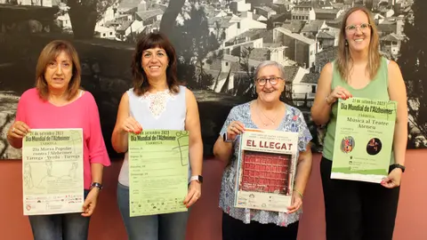 Representants de l’AFATC amb l’alcaldessa Alba Pijuan Vallverdú i la regidora d’Educació, Acció Social, Ciutadania i Feminismes, Alba Castellana - Foto: Ajuntament de Tàrrega