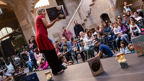 Contacontes a càrrec de Mertxe París (llibreria El Genet Blau) al pati de l'IEI durant la jornada de dissabte de la primera edició de Sant Miquel de les Lletres a Lleida - Foto: Jordi Vinuesa