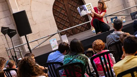 Contacontes a càrrec de Mertxe París (llibreria El Genet Blau) al pati de l'IEI durant la jornada de dissabte de la primera edició de Sant Miquel de les Lletres a Lleida - Foto: Jordi Vinuesa
