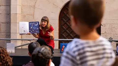 Contacontes a càrrec de Mertxe París (llibreria El Genet Blau) al pati de l'IEI durant la jornada de dissabte de la primera edició de Sant Miquel de les Lletres a Lleida - Foto: Jordi Vinuesa