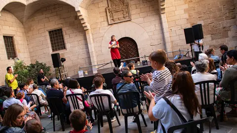 Contacontes a càrrec de Mertxe París (llibreria El Genet Blau) al pati de l'IEI durant la jornada de dissabte de la primera edició de Sant Miquel de les Lletres a Lleida - Foto: Jordi Vinuesa