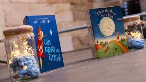 Contacontes a càrrec de Mertxe París (llibreria El Genet Blau) al pati de l'IEI durant la jornada de dissabte de la primera edició de Sant Miquel de les Lletres a Lleida - Foto: Jordi Vinuesa