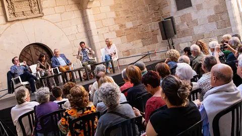 Vermut Literari amb Xavier Graset (acompanyat de Magda Gregori, Marta Alòs, Francesc Canosa i Antoni Gelonch) durant la jornada de dissabte de la primera edició de Sant Miquel de les Lletres a Lleida - Foto: Jordi Vinuesa