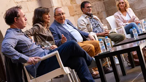 Vermut Literari amb Xavier Graset (acompanyat de Magda Gregori, Marta Alòs, Francesc Canosa i Antoni Gelonch) durant la jornada de dissabte de la primera edició de Sant Miquel de les Lletres a Lleida - Foto: Jordi Vinuesa