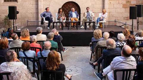 Vermut Literari amb Xavier Graset (acompanyat de Magda Gregori, Marta Alòs, Francesc Canosa i Antoni Gelonch) durant la jornada de dissabte de la primera edició de Sant Miquel de les Lletres a Lleida - Foto: Jordi Vinuesa