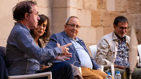 Vermut Literari amb Xavier Graset (acompanyat de Magda Gregori, Marta Alòs, Francesc Canosa i Antoni Gelonch) durant la jornada de dissabte de la primera edició de Sant Miquel de les Lletres a Lleida - Foto: Jordi Vinuesa