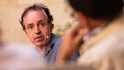 Vermut Literari amb Xavier Graset (acompanyat de Magda Gregori, Marta Alòs, Francesc Canosa i Antoni Gelonch) durant la jornada de dissabte de la primera edició de Sant Miquel de les Lletres a Lleida - Foto: Jordi Vinuesa