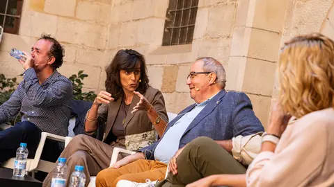 Vermut Literari amb Xavier Graset (acompanyat de Magda Gregori, Marta Alòs, Francesc Canosa i Antoni Gelonch) durant la jornada de dissabte de la primera edició de Sant Miquel de les Lletres a Lleida - Foto: Jordi Vinuesa