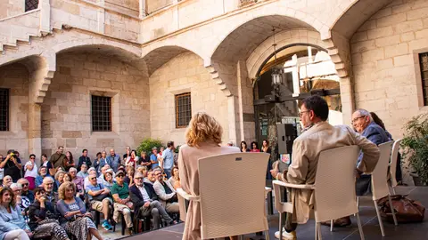 Vermut Literari amb Xavier Graset (acompanyat de Magda Gregori, Marta Alòs, Francesc Canosa i Antoni Gelonch) durant la jornada de dissabte de la primera edició de Sant Miquel de les Lletres a Lleida - Foto: Jordi Vinuesa