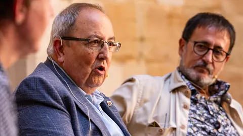 Antoni Gelonch va moderar el vermut Literari encapçalat pel periodista Xavier Graset (acompanyat de Magda Gregori, Marta Alòs i Francesc Canosa) durant la jornada de dissabte de la primera edició de Sant Miquel de les Lletres a Lleida - Foto: Jordi Vinuesa