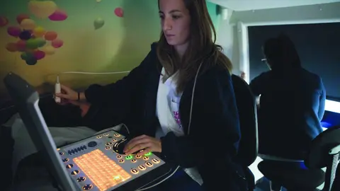 Una sanitària fent una prova mèdica al Bus de la Salut - Foto: Cedida per l'IRBLleida