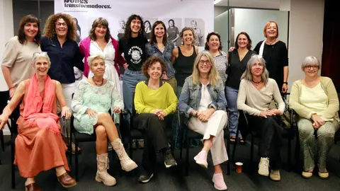 Representants i institucionals amb algunes de les protagonistes del projecte 'Lleida, terra de dones transformadores' a la delegació del Govern a Lleida - Foto: Anna Berga