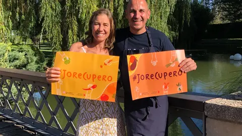 Els xefs Joel Castanyé i Ada Parellada amb el cartell promocional del sopar -Foto: Gastrorecup
