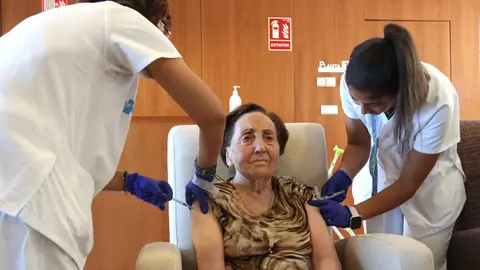 Dues infermeres apliquen les injeccions de la covid-19 i la grip a una de les residents de la Betula Alba d'Almacelles - Foto: Ignasi Gómez