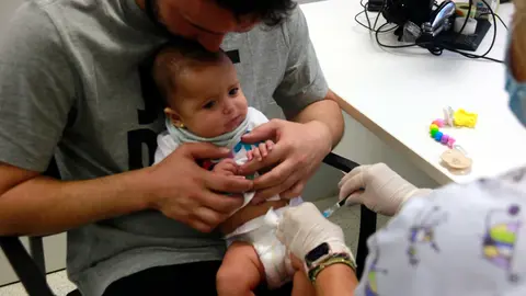 Una infermera vacuna un nadó del virus respiratori sincicial al CAP Onze de Setembre de Lleida - Foto: Anna Berga
