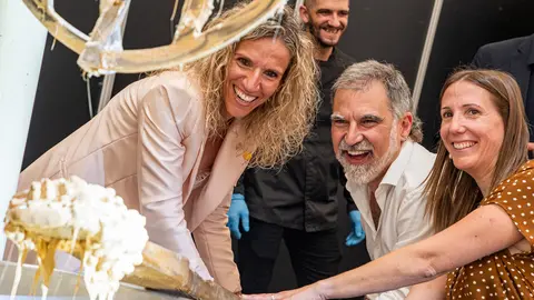 L'alcaldessa d'Agramunt, Sílvia Fernàndez, l'expresident d'Òmnium Jordi Cuixart i la directora de la Fira del Torró, Tamara Lombarte, participen en la cuita del torró, una de les activitats de la 34a Fira del Torrò d'Agramunt - Foto: Jordi Vinuesa