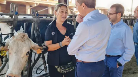 El subdelegat del govern espanyol a Lleida, José Crespín, visita una granja de vaques de llet Cal Serret de Vallfogona de Balaguer - Foto: Cedida per la Subdelegació del govern espanyol a Lleida