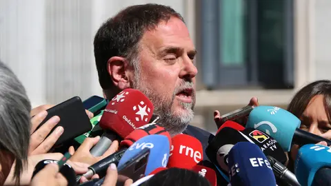El líder d'ERC, Oriol Junqueras, en una atenció als mitjans davant del Congrés - Foto: Andrea Zamorano