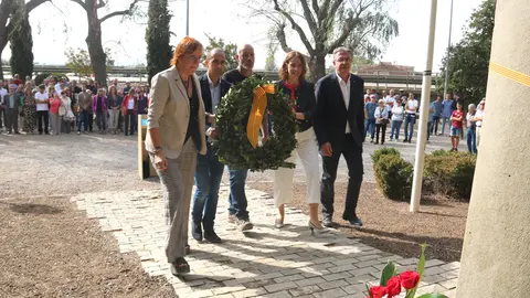 La consellera de Justícia, Drets i Memòria, Gemma Ubasart, fa l'ofrena floral davant el monument que fa homenatge a Lluís Companys al Tarròs (Urgell) - Foto: Alba Mor