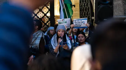 Concentració a la plaça de la Paeria de Lleida, on s'ha llegit un manifest en solidaritat al poble palestí - Foto: Jordi Vinuesa