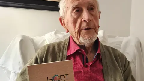 Josep Vallverdú amb el llibre de l'Hort Poètic, que inclou dos poemes inètis d'aquest autor i les seves il·lustracions - Foto: Ajuntament de Bellvís i els Arcs