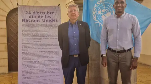 Acte d'hissada de bandera i col·locacció d'un plafó informatiu que informa i consciència a la ciutadana - Foto: Ajuntament de Lleida