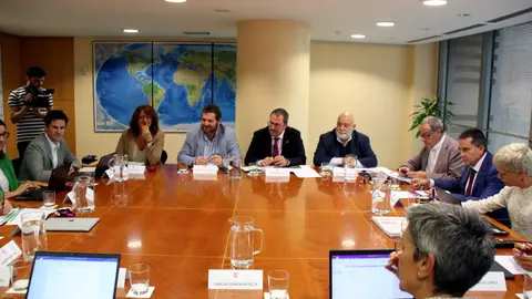 Pla general de la reunió de l'òrgan mixt de coordinació entre Generalitat i Renfe a la seu del Departament de Territori, amb representants de la Generalitat, Renfe i l'Ajuntament de Barcelona - Foto: Lluís Sibils