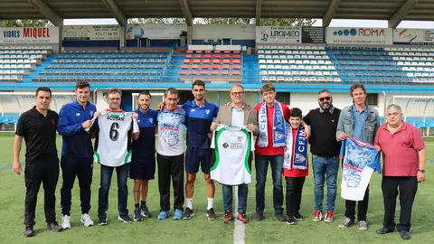 Diferents jugadors del primer equip i de l’ACUDAM han immortalitzat aquesta col·laboració a l’estadi de futbol municipal de la ciutat - Foto: Cedida per l'ACUDAM