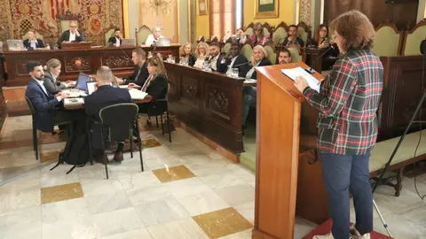 Una de les comerciants que han intervingut en el ple de la Paeria de Lleida - Foto: ACN