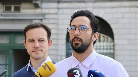 El raper Valtònyc atenent els mitjans de comunicació amb el seu advocat, Simon Bekaert, després de la sentència del Tribunal d'Apel·lació de Gant que rebutja l'extradició
Data de publicació: dimarts 17 de maig del 2022, 09:45
Localització: Gant
Autor: Nazaret Romero (ACN)
