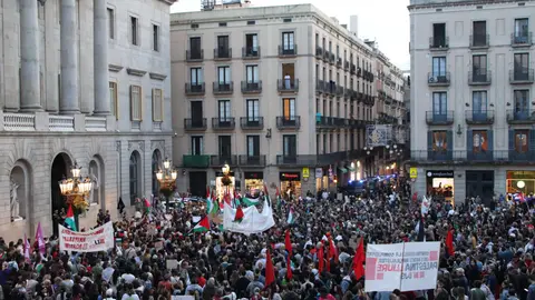 La plaça Sant Jaume plena de persones que assisteixen a la concentració propalestina - Foto: Blanca Blay