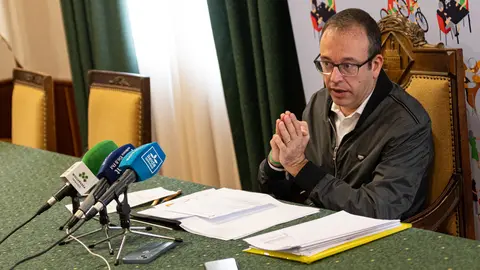 L’alcalde de Mollerussa, Marc Solsona en la roda de premsa prèvia al Ple extraordinari - Foto: Jordi Vinuesa