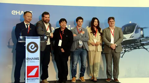 Representants de l'empresa xinesa EHang i d'Aeroports de Catalunya a la inauguració de la base de la firma dedicada a vehicles aeris autònoms a l'aeroport d'Alguaire
Data de publicació: dimarts 31 d’octubre del 2023, 15:53
Localització: Alguaire
Autor: Anna Berga