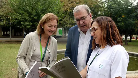 La directora de l'Hospital Santa Maria, Tere Rodríguez, la directora d'infermeria del centre, Petri Merino, i el periodista i autor del llibre del centenari de l'hospital, Josep Ramon Ribé, miren el llibre
Data de publicació: dijous 02 de novembre del 2023, 06:00
Localització: Lleida
Autor: Anna Berga