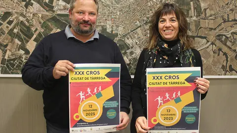 L’alcaldessa Alba Pijuan Vallverdú i el regidor d’Esports, Silveri Caro, amb el cartell de la prova