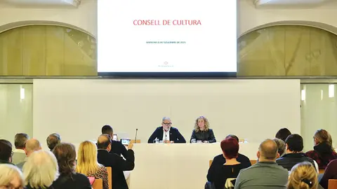 El paer en cap, Fèlix Larrosa, acompanyat de la regidora de Cultura i Promoció de la Ciutat, Pilar Bosch, ha presidit la reunió, que s’ha fet a la sala Alfred Perenya, amb l’assistència d’una cinquantena de persones que representen el sector de la cultura - Foto: Mario Gascón