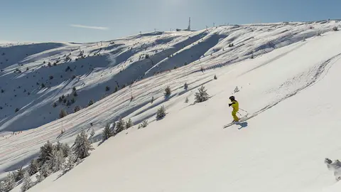 Port Ainé està situada a la zona d’influència del
municipi de Rialp i Soriguera, a la falda del Pic de
l’Orri (2.440 m) i envoltada pel Parc Natural de l’Alt
Pirineu, la qual cosa li atorga un entorn amb un
gran encant - Foto: FGC
