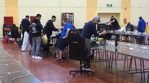 Arribada dels primers inscrits a la 16a Mollerussa Lan Party, avui dijous a la tarda (5)