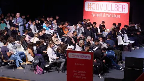 Els joves escoltant amb atenció a la novena trobada #JOVULLSER al Teatre l'Amistat de Mollerussa - Foto: Cambra Lleida
