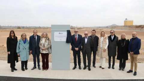 El promotor del polígon de Torre Solé, Josep Maria Solanes, acompanyat de les autoritats - Foto: Ignasi Gómez