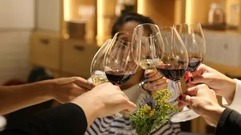 Brindis en una de les trobades d'enoturisme de la Ruta del Vi de Lleida - Foto: Comopomona