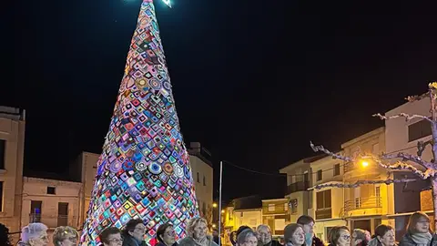 Arbre de Nadal fet de roba a Térmens - Foto: Ajuntament de Térmens