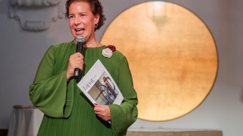 Elena de Caradini Raventós amb el primer número de la nova L`Àpat Magazine - Foto: DAVID DEL VAL