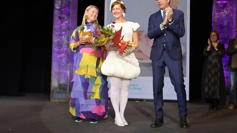 Guanyadora del Certamen de Vestits de Paper - Foto: Ajuntament de Mollerussa