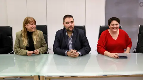 La consellera de Cultura, Natàlia Garriga, l'alcalde d'Alcarràs, Gerard Companys, i la vicepresidenta de l'Institut d'Estudis Ilerdencs de la Diputació de Lleida, Estefania Rufach, a la reunió sobre la compra i restauració de la casa de Vallmanya Foto: Anna Berga