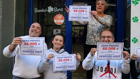 Propietaris i familiars de l'Administració num. 1 de Sant Vicenç dels Horts que ha venut una sèrie del primer premi de la grossa de Nadal.
Data de publicació: divendres 22 de desembre del 2023, 14:51
Localització: Sant Vicenç dels Horts
Autor: Caterina Tallón