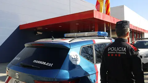 Un mosso d'esquadra amb el nou uniforme al costat d'un cotxe patrulla davant la comissaria de Mollerussa
Data de publicació: divendres 03 de febrer del 2023, 16:10
Localització: Manresa
Autor: Oriol Bosch