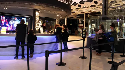 Persones compren entrades per veure una pel·lícula a JCA Cinemes de Lleida-Alpicat
Data de publicació: dilluns 25 de desembre del 2023, 07:00
Localització: Alpicat
Autor: Alba Mor